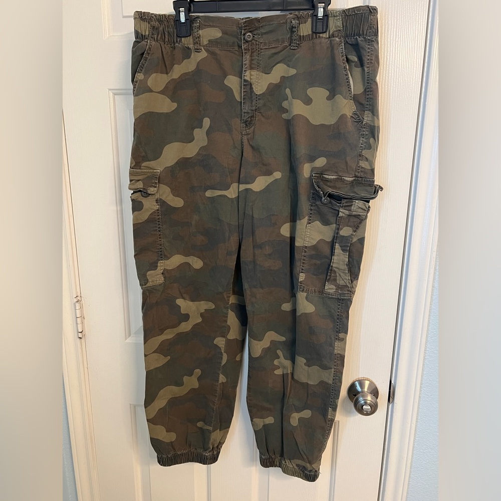 American Eagle Women's High Rise Camouflage Jogger Cargo Pants